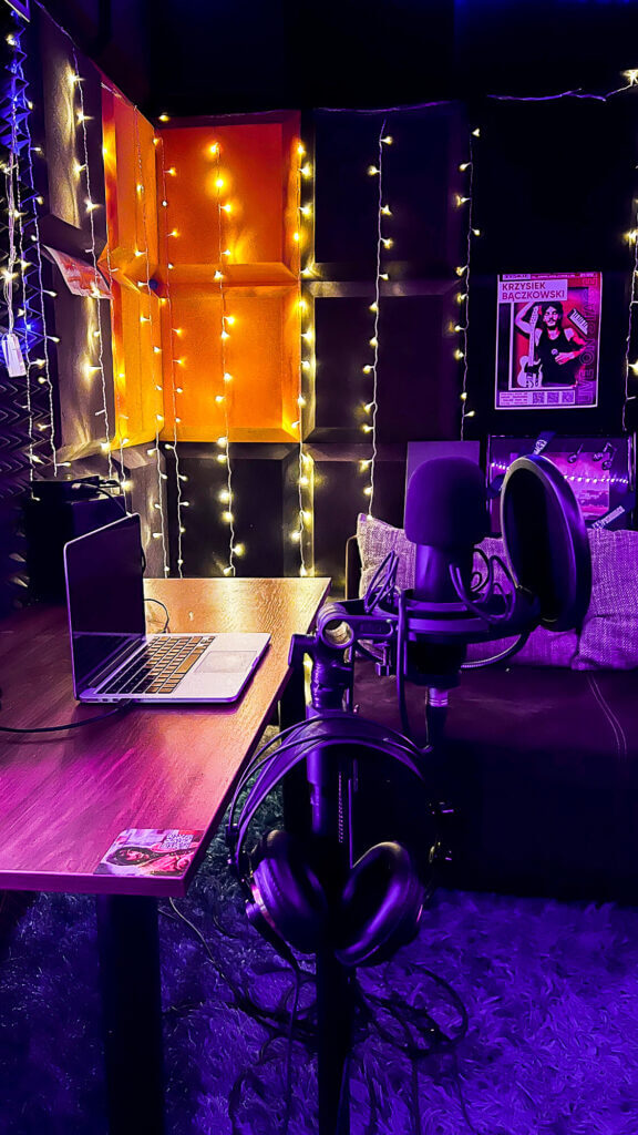 Studio nagrań LuckyWay Pyskowice widok na komputer nagraniowy i mikrofon pojemnościowy